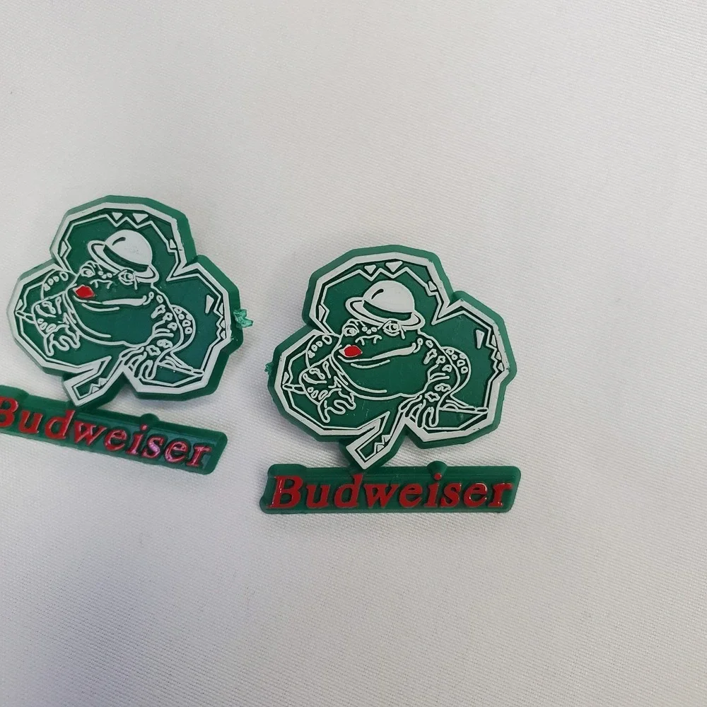 Vtg BUDWEISER 80's Shamrock Green Plastic Lapel Pin Pinback Frog Top Hat Beer 2‎